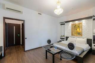 Отель Ломоносов Санкт-Петербург Улучшенный номер с кроватью размера «queen-size»-4