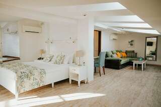 Отель Ломоносов Санкт-Петербург Люкс с кроватью размера "queen-size" и гидромассажной ванной-2