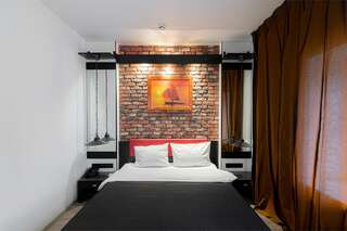 Отель Ломоносов Санкт-Петербург Стандартный номер с кроватью размера "queen-size"-1