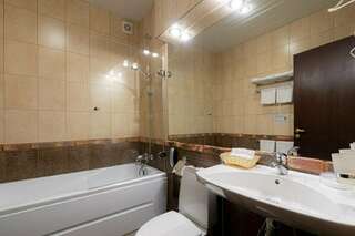 Отель Ломоносов Санкт-Петербург Улучшенный трехместный номер-5