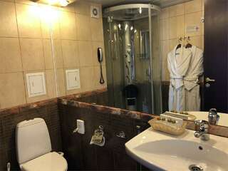 Отель Ломоносов Санкт-Петербург Люкс с кроватью размера "queen-size" и гидромассажной ванной-11