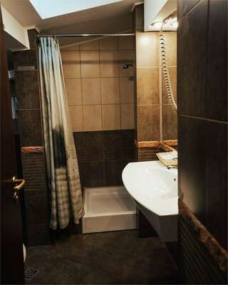 Отель Ломоносов Санкт-Петербург Стандартный номер с кроватью размера "queen-size"-9