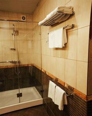 Отель Ломоносов Санкт-Петербург Улучшенный номер с кроватью размера «queen-size»-11