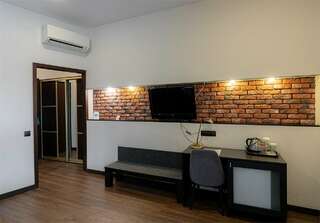 Отель Ломоносов Санкт-Петербург Улучшенный номер с кроватью размера «queen-size»-7