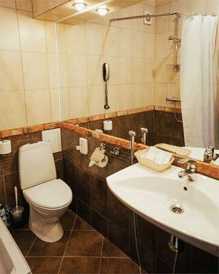 Отель Ломоносов Санкт-Петербург Улучшенный номер с кроватью размера «queen-size»-12