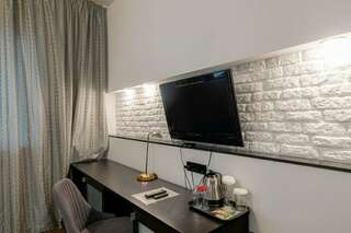 Отель Ломоносов Санкт-Петербург Улучшенный номер с кроватью размера «queen-size»-5